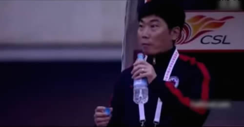 Chinese goalkeeper concedes goal while taking water break