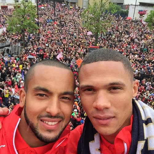 Walcott and Ramsey bite FA Cup during Arsenal victory parade