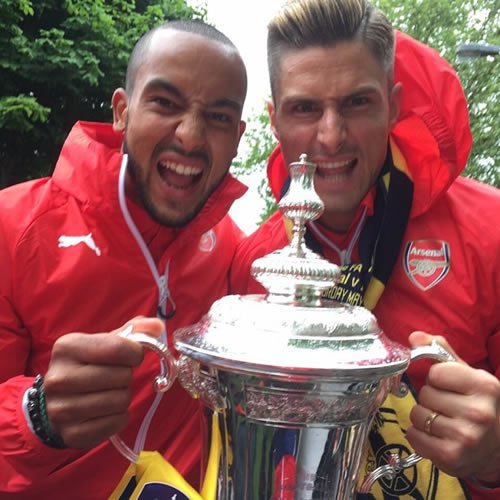Walcott and Ramsey bite FA Cup during Arsenal victory parade
