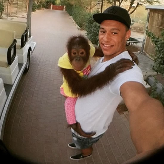 Photo: Arsenal midfielder makes a friend on holiday