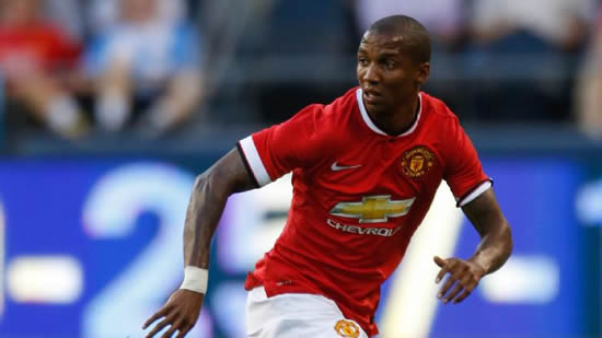 Ashley Young agrees new Manchester United contract