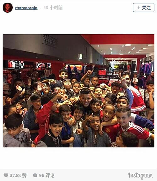 Man Utd star Marcos Rojo meets Red Devils fans