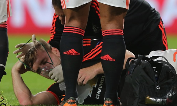 Manchester United’s Luke Shaw out for months with double fracture
