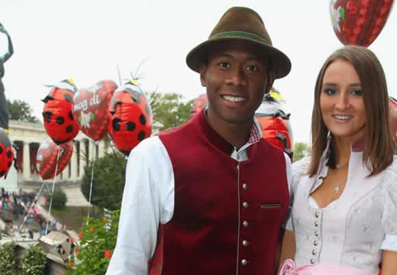 Alaba gives trainers to Syrian refugees