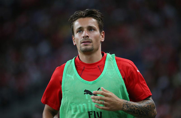 Juventus and Roma interested in Mathieu Debuchy