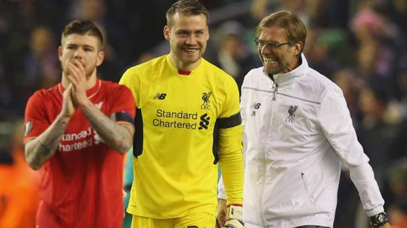 Liverpool goalkeeper Simon Mignolet holds on to ball for 22 seconds in epic blunder