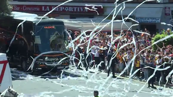 Fans welcome team to the Mestalla