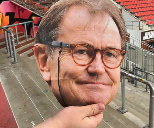 St Pauli send fake coach to unveiling of Marvin Ducksch