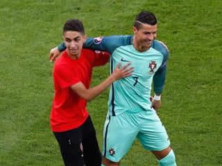  AW SNAP Euro 2016: Cristiano Ronaldo chuckles as cheeky youngster sneaks into pre-match photo and gets selfie with Portugal captain ahead of Wales game 