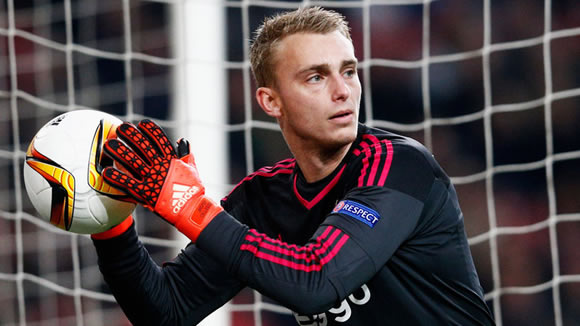 Barcelona agree deal for Jasper Cillessen, paving the way for Claudio Bravo to join Man City