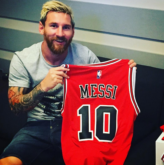 Messi poses with new Chicago Bulls jersey