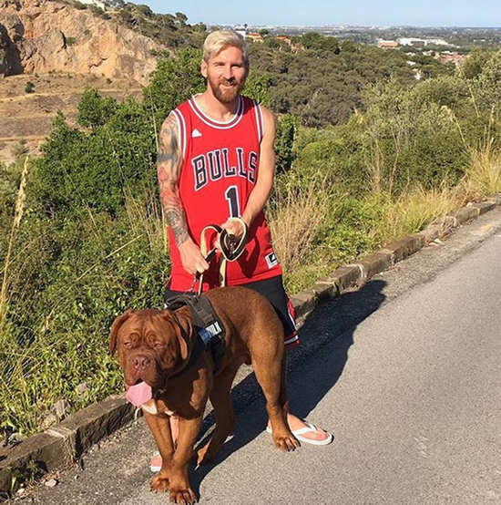 Messi poses with new Chicago Bulls jersey