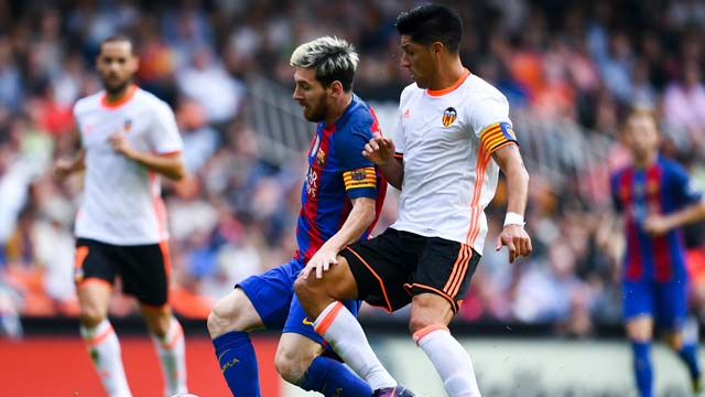 Valencia 2-3 Barcelona: Messi fires home from spot to down tenacious Che