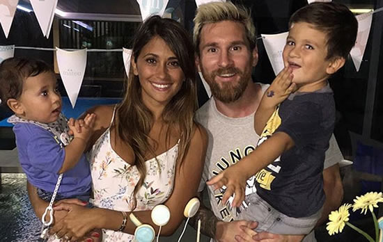 Messi spends time off with family at Eurodisney