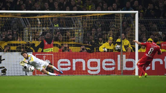Julian Green scores first Bayern Munich goal in win; Dortmund advance