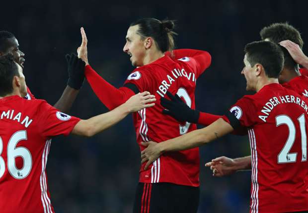 Everton 1-1 Manchester United: Last-minute Baines penalty pegs back visitors