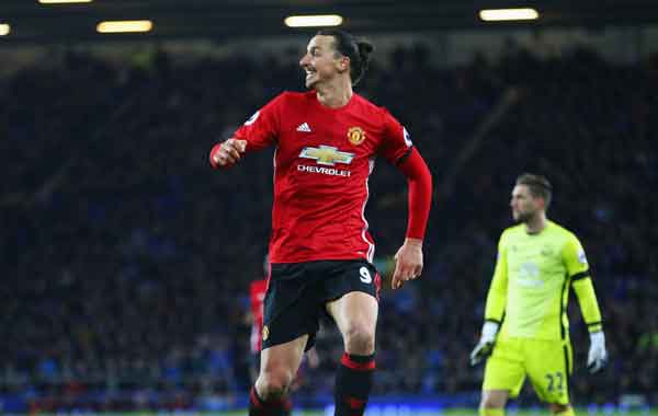 Everton 1-1 Manchester United: Last-minute Baines penalty pegs back visitors