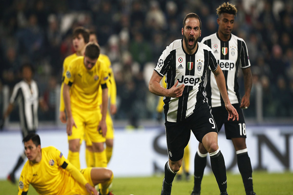 Juventus 2-0 Dinamo Zagreb: Higuain helps Juve take top spot