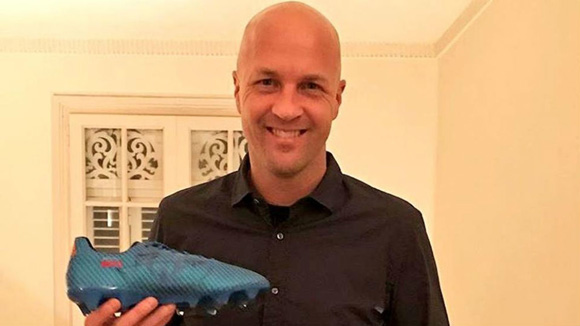 Messi gifts Jordi Cruyff a pair of signed boots
