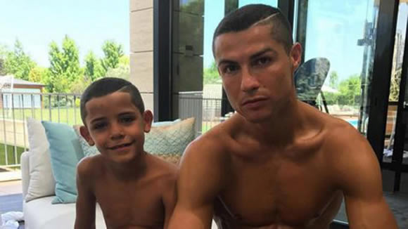 Cristiano Ronaldo Junior dares to cut his father's hair