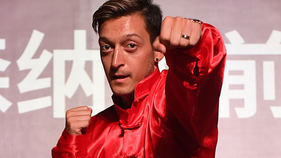 Mesut Ozil tells Arsenal legends to 'stop talking and start supporting' the club