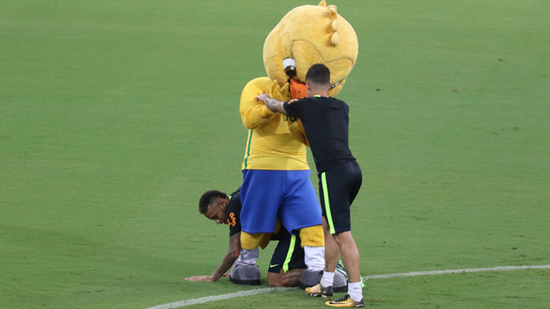 Neymar and Coutinho tease the Brazil national team mascot