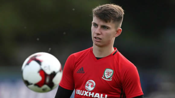 Ben Woodburn commits long-term future to Liverpool
