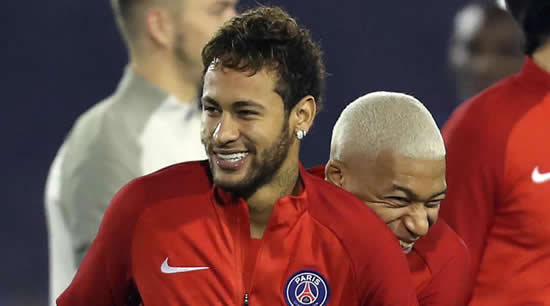 Neymar nutmegging for fun in PSG training