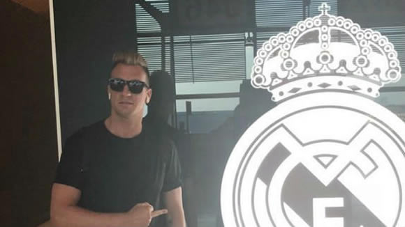 Maxi Lopez poses alongside Real Madrid crest with his middle finger