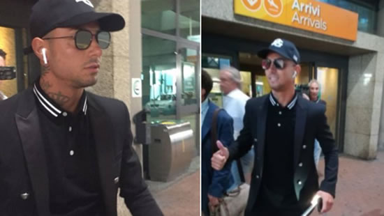 Cristiano Ronaldo Lookalike Arrives In Turin Airport And Everybody Goes Mad