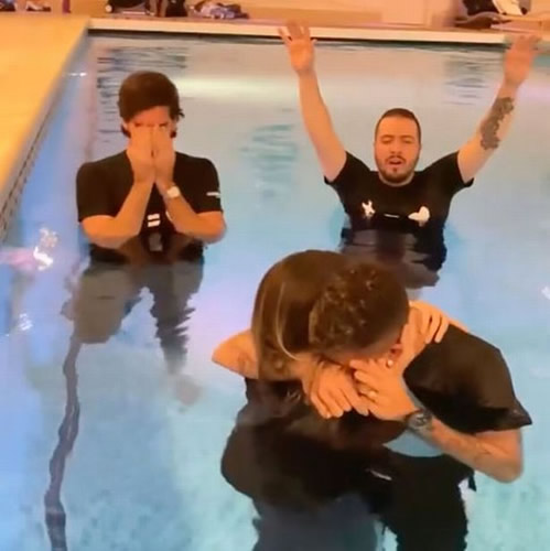 Roberto Firmino has Liverpool fans in stitches after ’no-look baptism’ in own pool