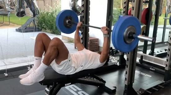 Man Utd fans want Rio Ferdinand back in defence after ripped workout snap