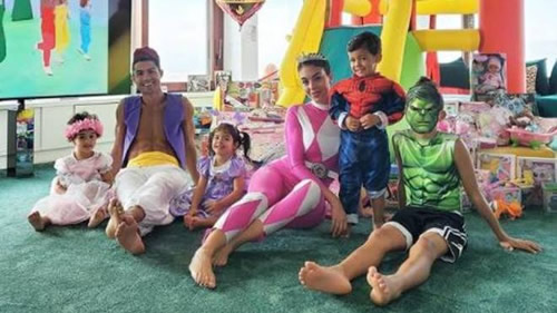 Cristiano Ronaldo becomes Aladdin for his children