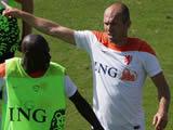  Arjen Robben annoys teammate by 'needlessly falling' during Netherlands training session 
