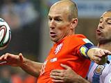  Holland’s stifling tactics divert support to leave Arjen Robben isolated 