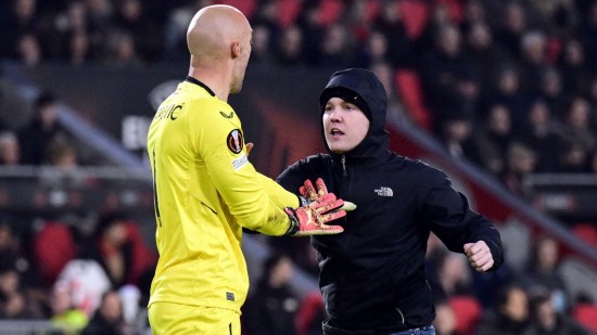 Sevilla goalkeeper Dmitrovic attacked by fan after losing to PSV in Europa League