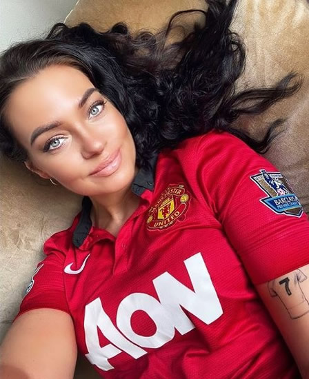 WE HAVE LIFT TOFF Stunning topless model and Man Utd fan reveals awkward lift encounter with Pickford and other Everton stars