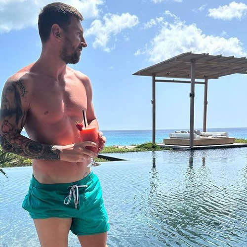 Lionel Messi poses in front of stunning infinity pool on holiday but fans are all saying the same thing