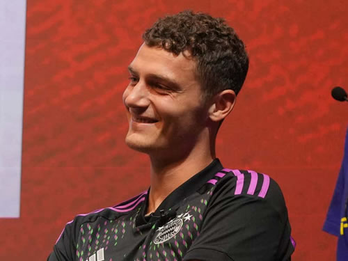 Benjamin Pavard pushing for Bayern to let him join Man Utd but clubs far from agreement on transfer fee