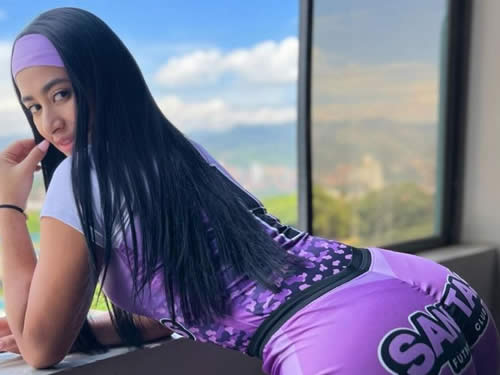 Big-bummed football player from Colombia captivates fans with peachy derriere