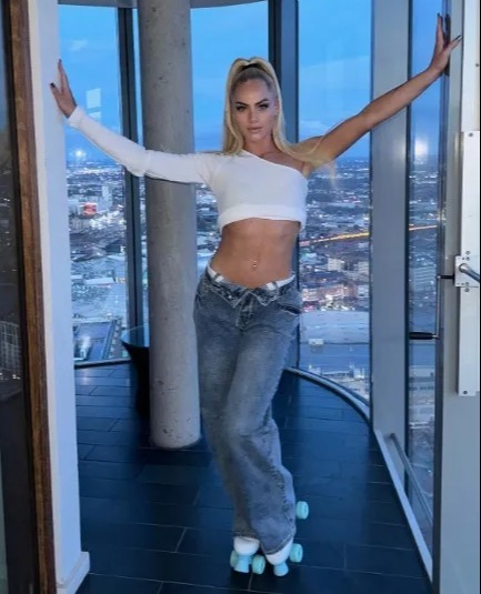 'HOW I ROLL' Braless Alisha Lehmann labelled ‘beautiful’ as she treats fans to stunning view while trying out new roller skates