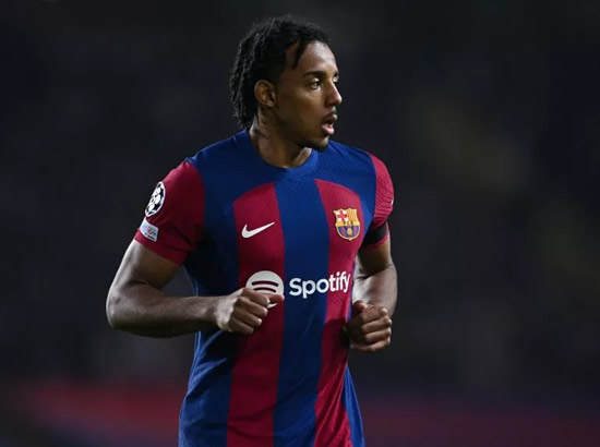 Barcelona star on Manchester United's three man shortlist to replace Aaron Wan-Bissaka